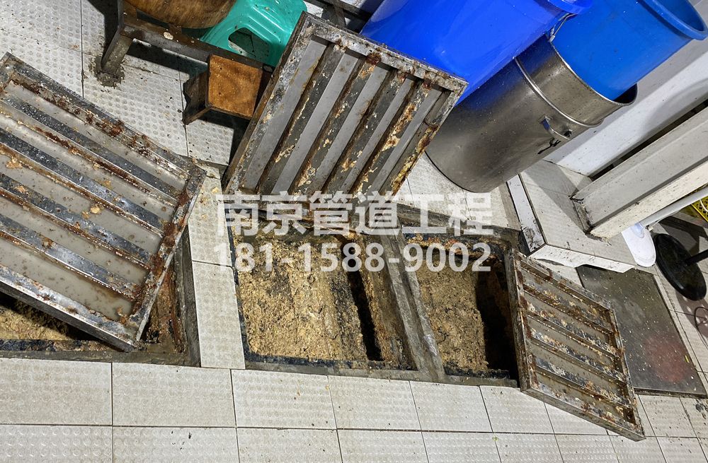 278大庄城管中队食堂隔油池清理